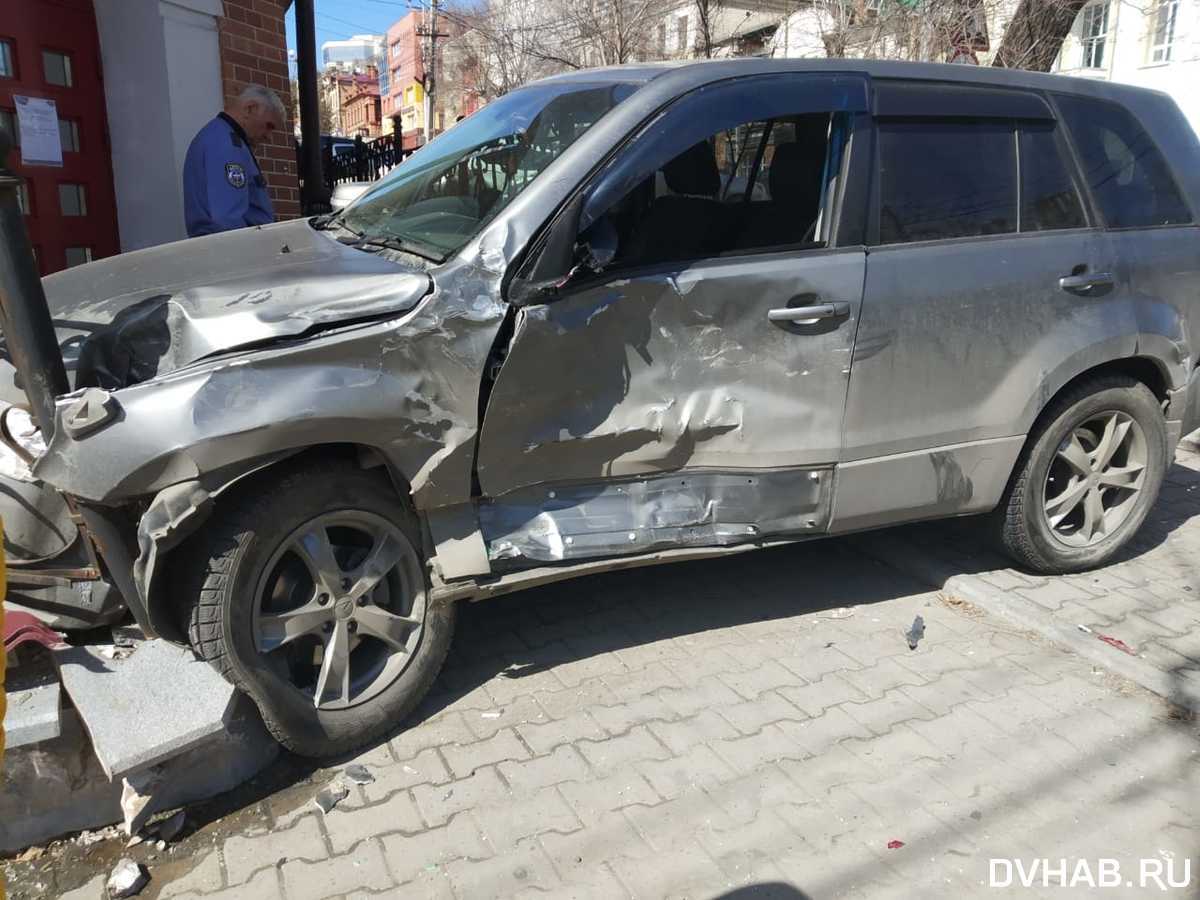 Едва не заехала в банк машина после ДТП на Уссурийском бульваре (ФОТО) —  Новости Хабаровска