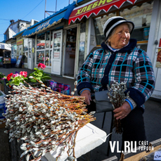 Веточки вербы продают на улицах Владивостока в честь христианского праздника перед Пасхой 