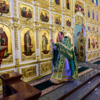 Протоиерей Игорь Шевчук окропляет иконы святой водой — newsvl.ru