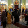 Православные целуют икону — newsvl.ru