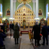 Верующие разного возраста собрались сегодня в Покровском кафедральном соборе — newsvl.ru