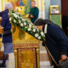 Православные целуют икону — newsvl.ru