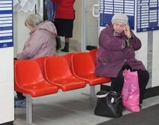 Пенсионеры по 3 часа проводят в поликлинике, несмотря на режим самоизоляции