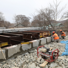 Движение по временному мосту в Фокино откроют 22 апреля
