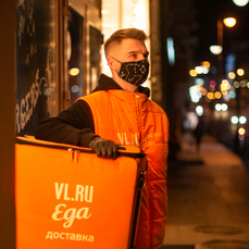 Курьеры сервиса VL.ru «Еда» стали участниками социального фотопроекта 