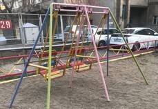 Металлическими кольями запаивают детские качели в Хабаровске из-за пандемии коронавируса 