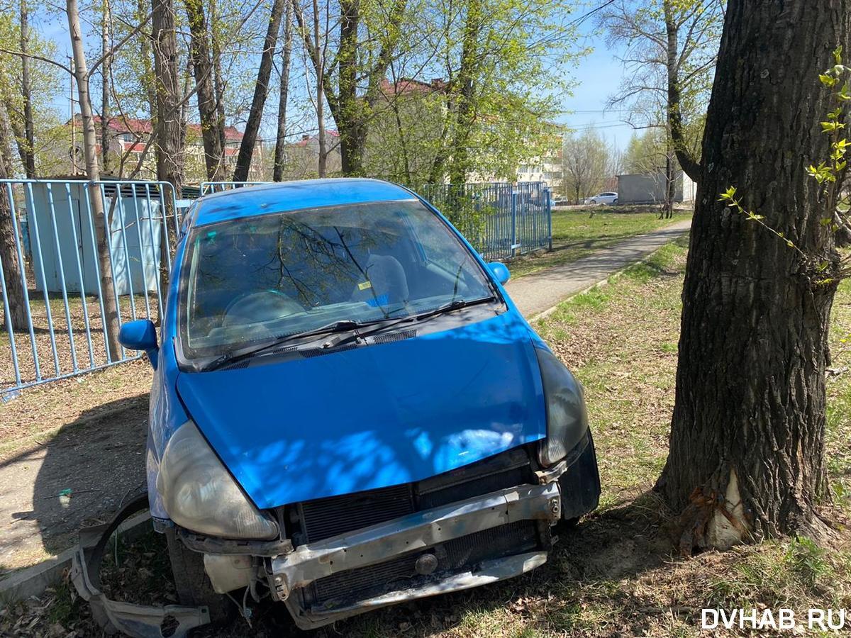 Пьяный таксист врезался в забор в районе Авиагородка (ФОТО) — Новости  Хабаровска