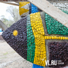 Монумент в виде рыб и ракушек из специального стекла и цветной гальки на Спортивной набережной закрасили краской (ФОТО)