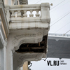 У исторического здания на остановке «Лазо» во Владивостоке обрушилась часть балкона