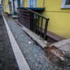 По словам местных жителей, на этом участке очень узкий тротуар — newsvl.ru