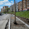 Сейчас здесь уложены новые бордюры, на месте будущего тротуара лежит щебень, столбы освещения будут перенесены — newsvl.ru