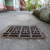 Согласно техзаданию, в районе домов № 8-14 нужно восстановить три смотровых колодца и проложить новые двухслойные дождеприёмные трубы — newsvl.ru