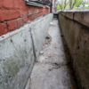 Участок дороги на Уткинской ежегодно трескается, асфальтовое покрытие во время осадков постоянно вымывается, из-за чего образуются глубокие ямы — newsvl.ru