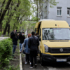 На этом автобусе медиков возят в гостиницу, где часть сотрудников временно проживает — newsvl.ru
