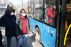 Усилить масочный режим в общественном транспорте и магазинах Хабаровска призвал Сергей Кравчук