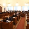 Депутаты сидят в масках и перчатках за столами по одному — newsvl.ru