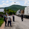 На границе образовалось, по словам дальнобойщиков, сразу восемь отдельных очередей, которые не могут согласовать в справедливом порядке — newsvl.ru