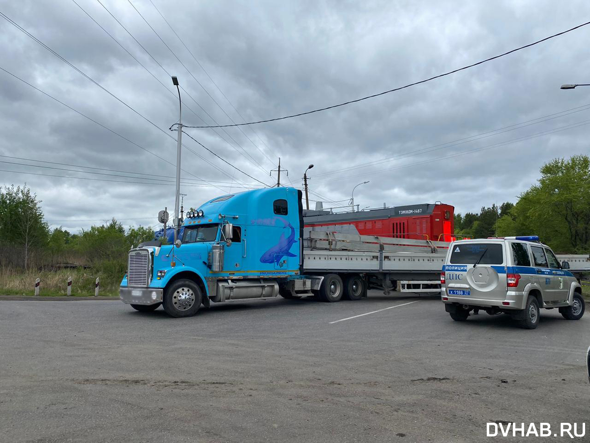 Поезд и Freightliner столкнулись на улице Производственной (ФОТО) — Новости  Хабаровска