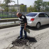 Мужчина засыпал асфальтом яму на Олега Кошевого (ФОТО)