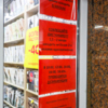 На стекле – четыре объявления на красном фоне о необходимости соблюдения масочного режима — newsvl.ru