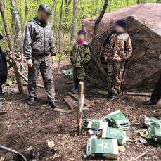 Власти решили не отбирать детей у отца, жившего с ними в лесу в Кавалерово