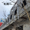 Недостроенное здание на Сабанеева рушится на глазах у местных жителей — мэрия не может его снести (ФОТО)