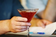 На разрешении онлайн-продажи алкоголя в 2020 году настаивают в Минпромторге