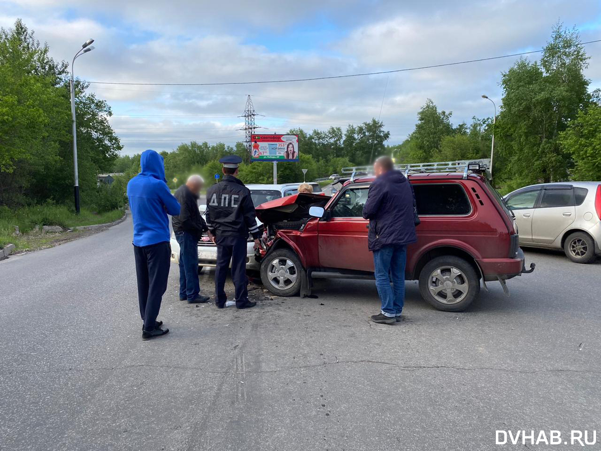 Дачник-пенсионер разбил две машины в Краснофлотском районе (ФОТО) — Новости  Хабаровска