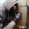 Во Владивостоке злоумышленник пытался обокрасть торговый павильон, но не успел и спрятался в шкафу