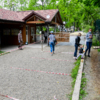 При помощи сигнальных лент в зоопарке разделили потоки посетителей — newsvl.ru