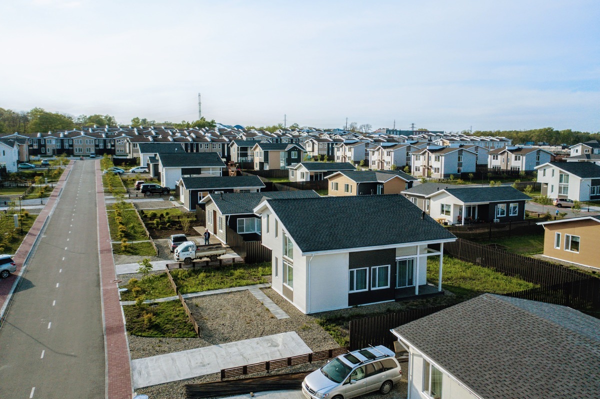 Дома в пригороде владивостока. Красивые домики в приморье. Дома в пригороде владивостока. Посёлок днс де фриз. Красивые коттеджи владивостока.