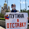 Житель Владивостока вышел с одиночным пикетом за отставку Путина на центральную площадь (ФОТО)