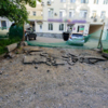 Пройти на территорию можно сбоку, где сетка оторвана от столба — newsvl.ru