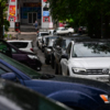 Ситуацию дополнительно осложняют машины, выезжающие с парковки ТЦ "Авангард" — newsvl.ru