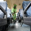 Специалисты расчёта РХБЗ при помощи опрыскивателей обрабатывают автобусы призывников изнутри — newsvl.ru