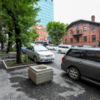 Узкая дорога запаркована с двух сторон — newsvl.ru