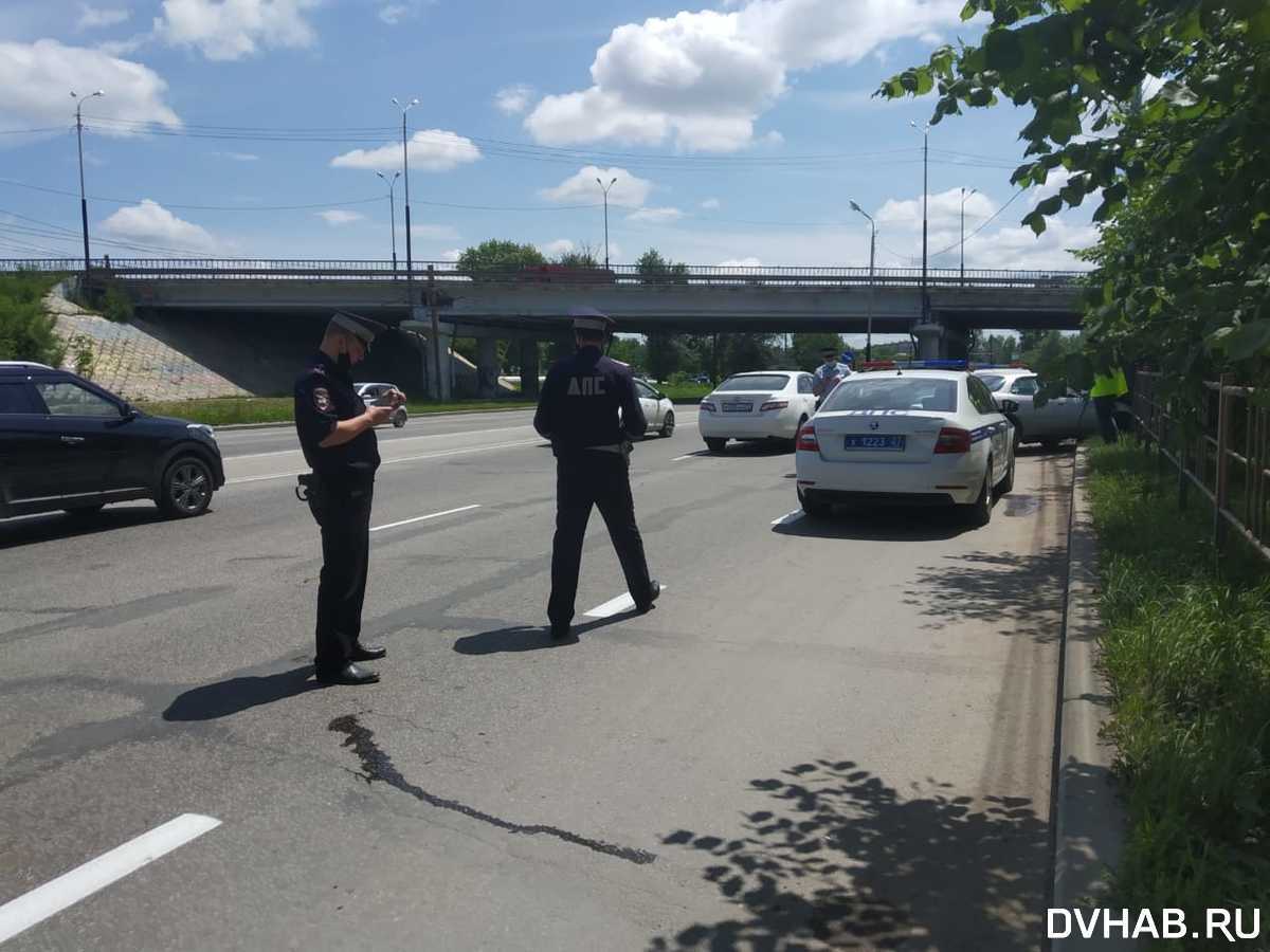 Пьяный водитель протащил полицейского десять метров на машине по улице  Краснореченской (ФОТО) — Новости Хабаровска