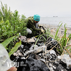 Активисты совместно с Приморским экологическим оператором вывезли на полигон более тонны мусора с пляжа на Тихой 