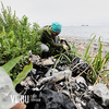 Активисты совместно с Приморским экологическим оператором вывезли на полигон более тонны мусора с пляжа на Тихой (ФОТО)
