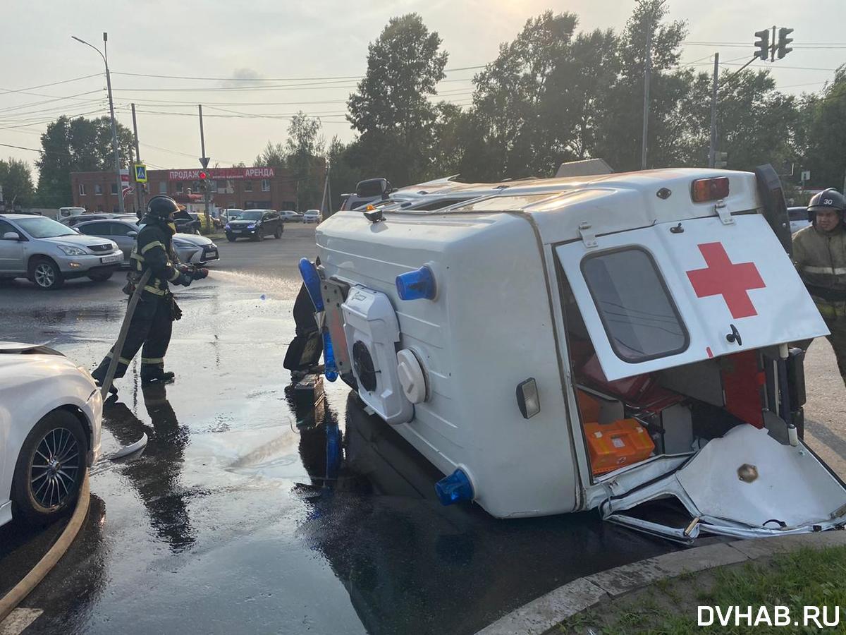 Перевернулась машина скорой помощи