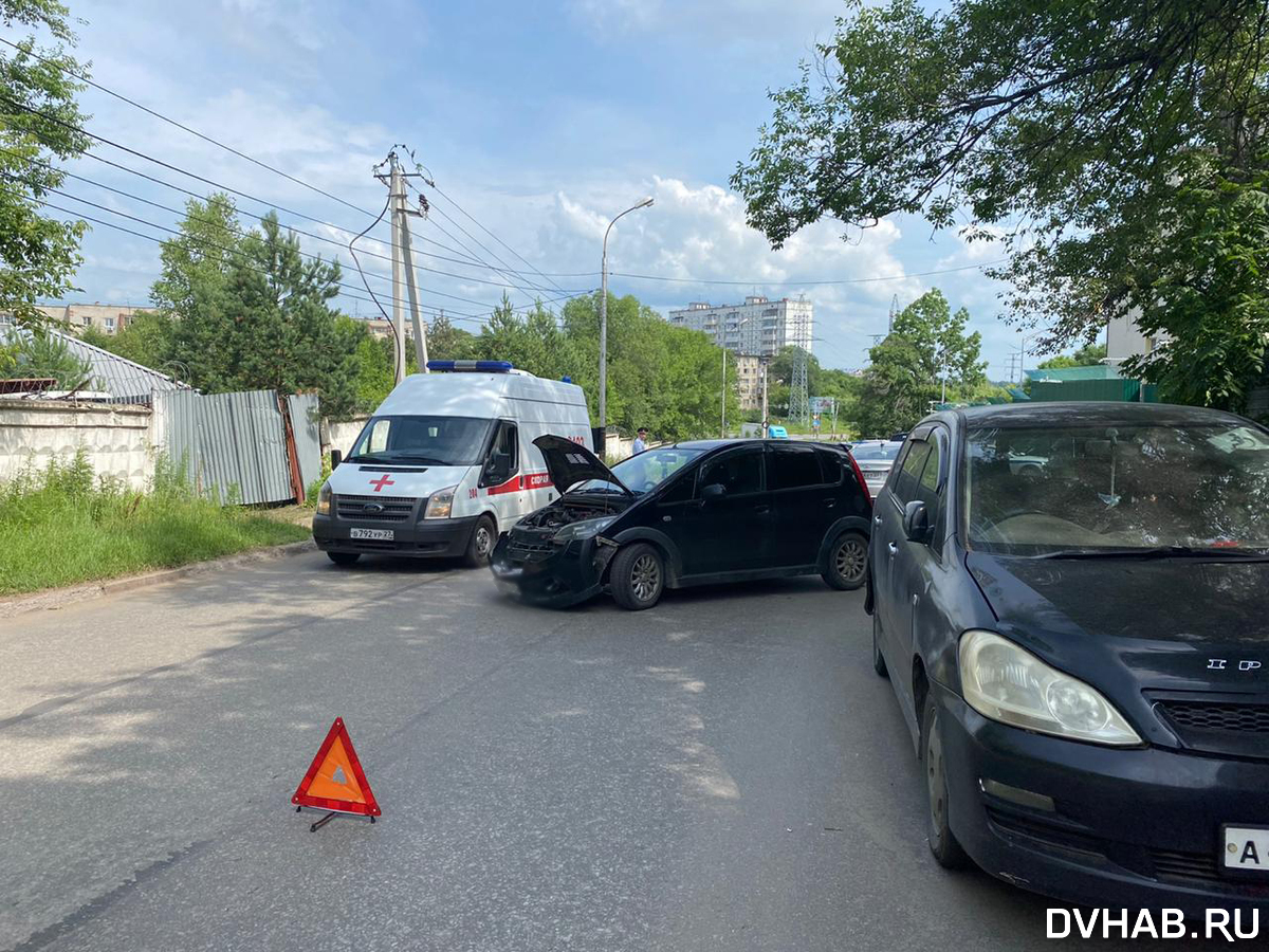 Три машины столкнулись на Павловича из-за припаркованных иномарок (ФОТО) —  Новости Хабаровска