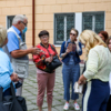 Группа инициативных родителей и несколько преподавателей собрались у входа в здание Хореографического училища ДВФУ — newsvl.ru