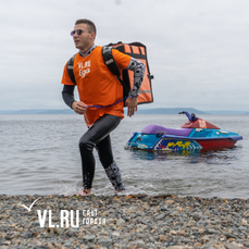 Море по колено: курьеры VL.ru «Еда» доставят заказ прямо на пляж
