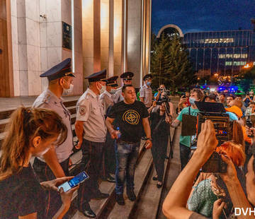 На митинге в Хабаровске полицейские задержали протестующего 