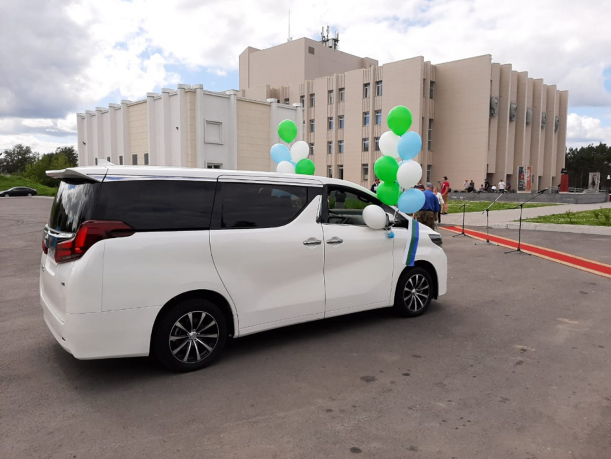 Многодетной семье из Комсомольска власти подарили минивэн (ФОТО) — Новости  Хабаровска