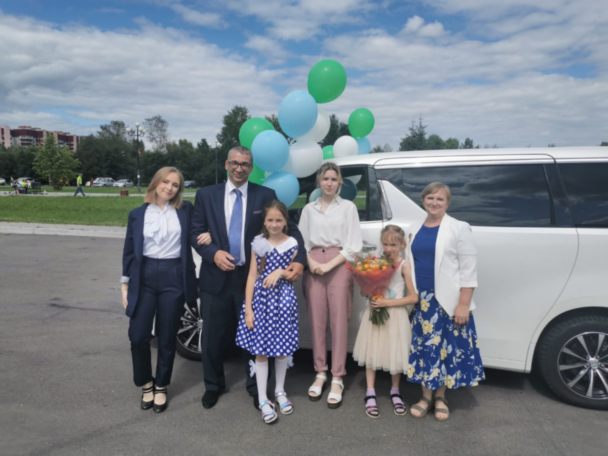 Многодетной семье из Комсомольска власти подарили минивэн (ФОТО) — Новости  Хабаровска