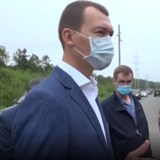 Миша вышел: пока Хабаровск митингует у здания правительства, врио главы региона Дегтярёв общается с протестующими на трассе