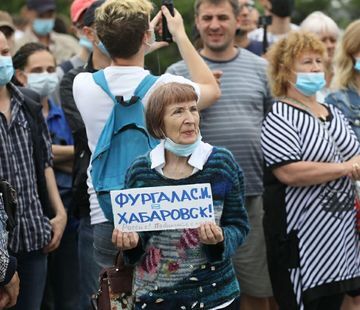 Задерживали и отбирали мегафоны: как прошли акции солидарности с хабаровчанами в городах России 