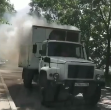 Во Владивостоке на улице Авраменко пожарные потушили грузовик, который с горящим кузовом проехал по Эгершельду 