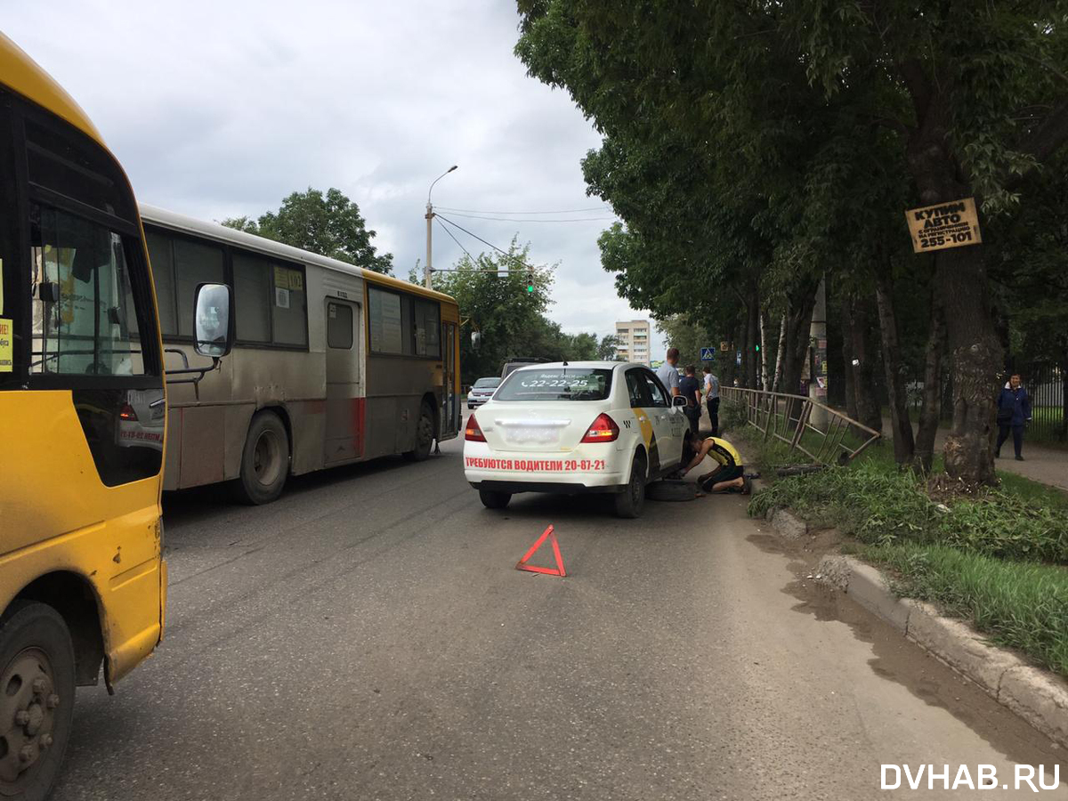 Пьяный таксист разбил арендованную машину в Южном микрорайоне (ФОТО) —  Новости Хабаровска